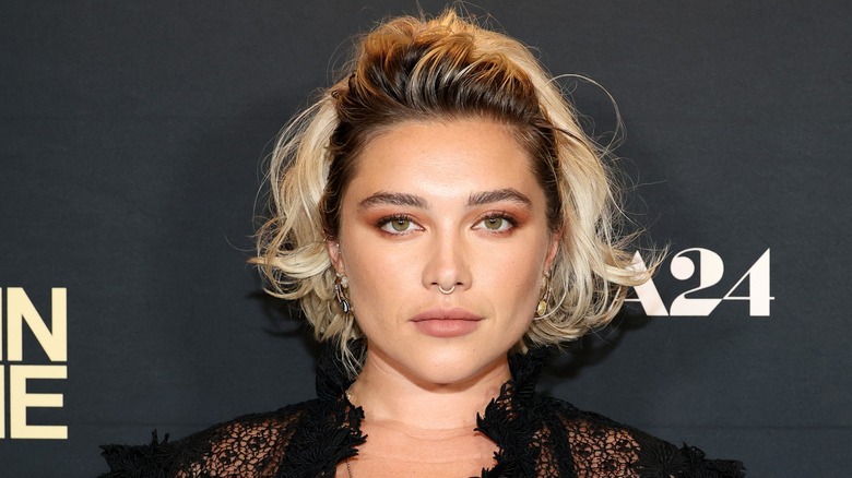 Florence Pugh con un bob medio arriba y medio abajo