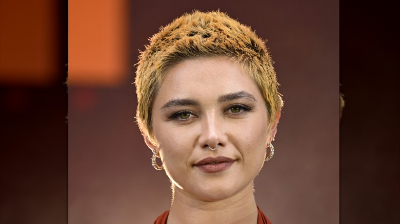 Florence Pugh con un duendecillo corto y atrevido