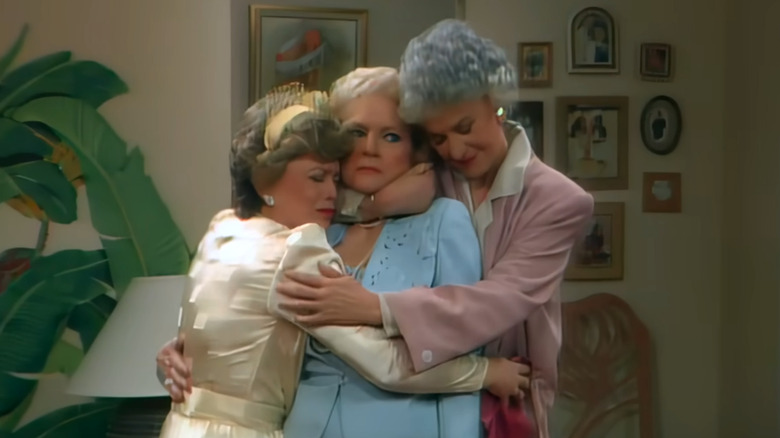 El elenco de Golden Girls abrazándose