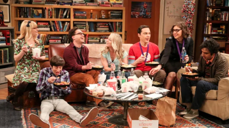 El elenco de The Big Bang Theory comiendo