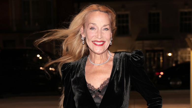 Jerry Hall sonriendo en un evento en marzo de 2026.