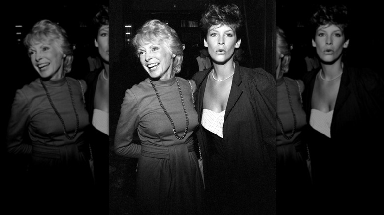 Janet Leigh posando con un vestido de cuello alto con Jamie Lee Curtis con un top blanco y una chaqueta oscura en marzo de 1983.
