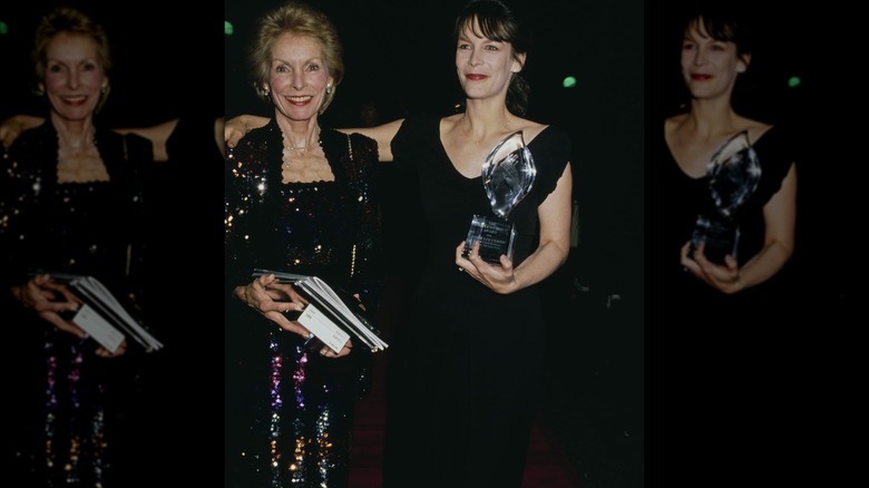 Janet Leigh con un vestido brillante posando con Jamie Lee Curtis con un vestido negro y sosteniendo un premio People's Choice en marzo de 1990.
