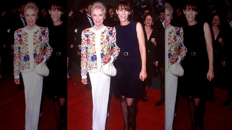 Janet Leigh con un traje blanco con una chaqueta floral adornada posando con Jamie Lee Curtis con un vestido negro con cinturón en febrero de 1995.