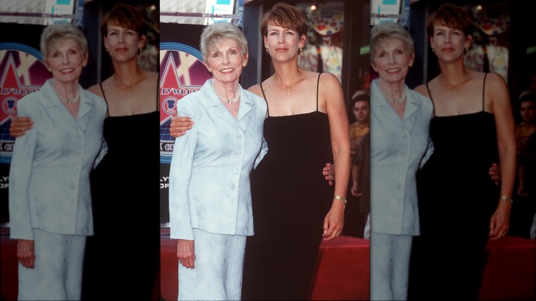 Janet Leigh con un traje azul claro posando con Jamie Lee Curtis con un vestido negro con tirantes finos en septiembre de 1998.