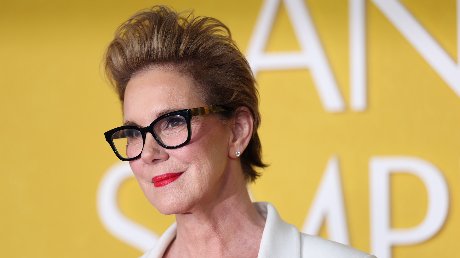Elizabeth Perkins sorprendió cuando abrazó brevemente sus canas