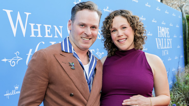 es Rosenbaum y Erin Krakow asisten a When Calls the Heart & Hope Valley: Celebración de 1874 en el Sun Rose Hotel en West Hollywood, CA