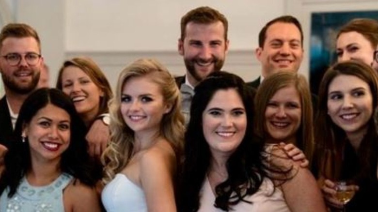 Andrea Brooks, Riley Graydon y amigos posan en su boda