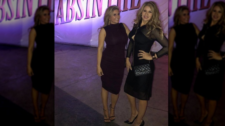 Brandi Passante (izq.) posa con un vestido color burdeos junto a una amiga (der.)