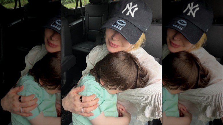 Lindsay Lohan carga a su hijo Luai en el auto