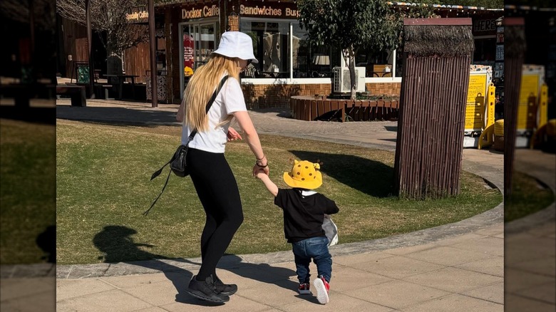 Lindsay Lohan toma de la mano a su hijo Luai