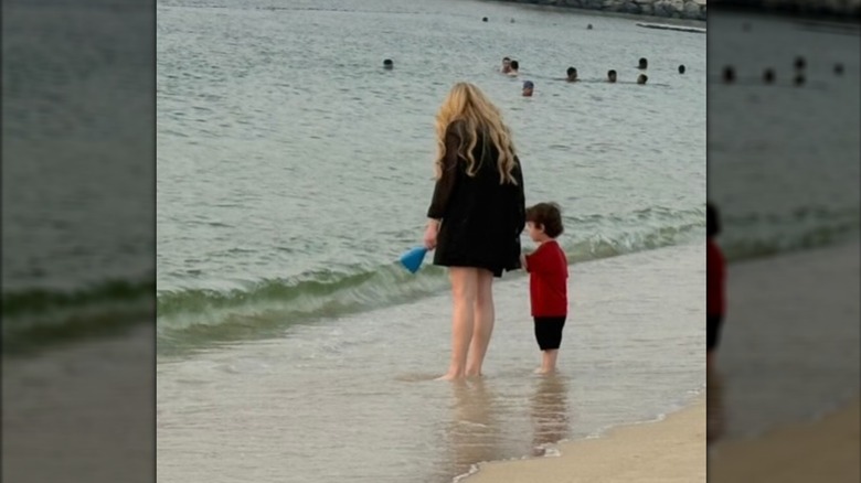 Lindsay Lohan toma la mano de su hijo Luai en la playa