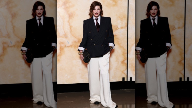 Linda Evangelista asiste a un desfile de Saint Laurent en la Semana de la Moda de París 2025.