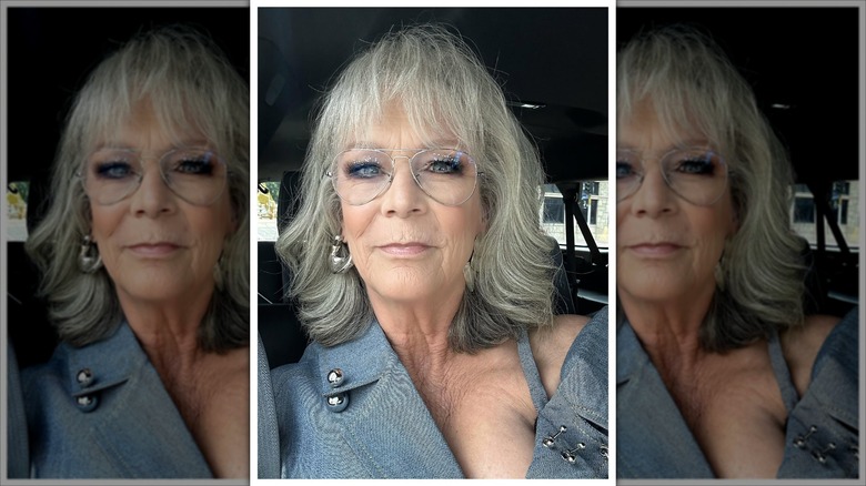 Jamie Lee Curtis se toma una selfie con el pelo más largo en 2025.