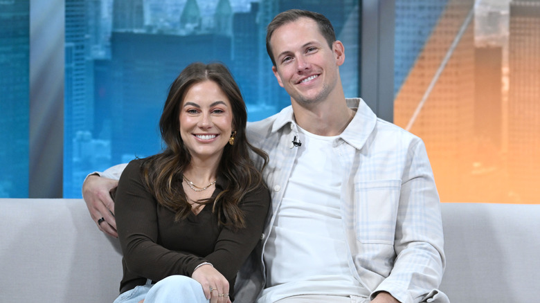 Shawn Johnson East y Andrew East son vistos durante un segmento de 