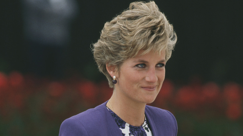 La princesa Diana lleva un corte de pelo bob en capas y una chaqueta azul