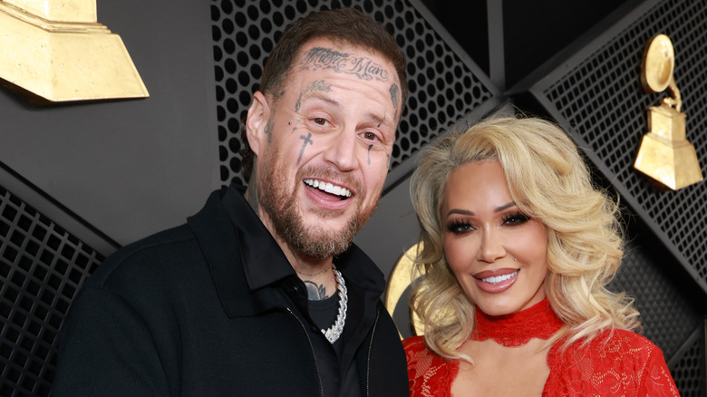 Jelly Roll y Bunnie Xo en los premios Grammy 2026