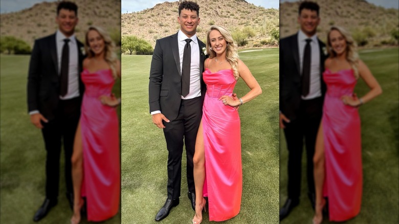 Brittany Mahomes y Patrick Mahomes posando en una boda al aire libre.