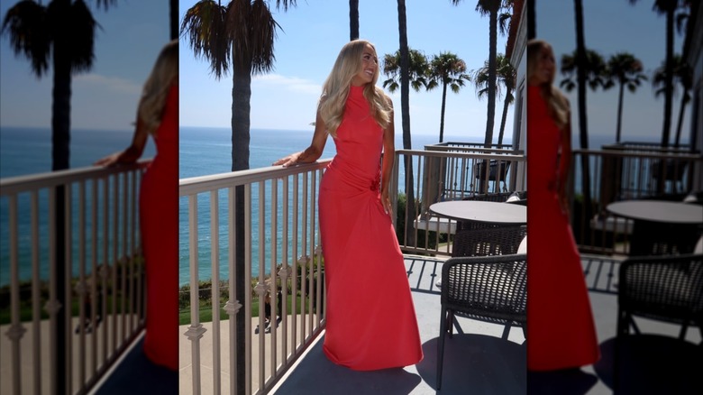 Brittany Mahomes posa en un balcón con un vestido largo color coral.