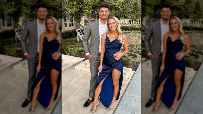 Brittany Mahomes y Patrick Mahomes posan juntos en una boda en una finca.
