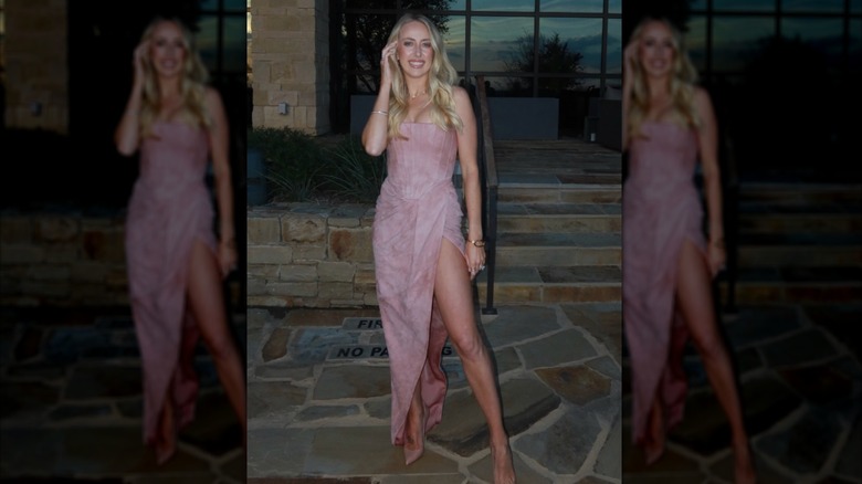 Brittany Mahomes posa con un vestido rosa claro en la boda de una amiga.