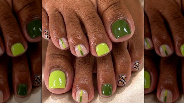 Primer plano de una pedicura con estampado de leopardo y verdes