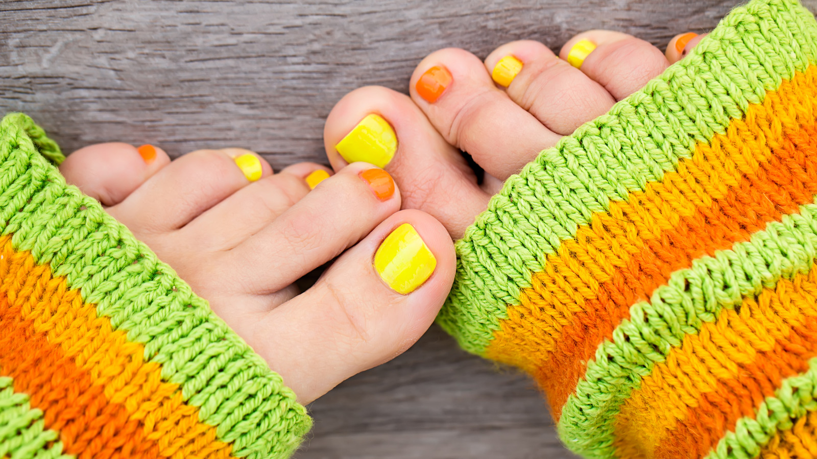 Colores de pedicura inspirados en los años 70 para un ambiente vintage perfecto