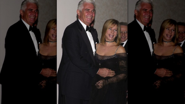 James Brolin en esmoquin posando con su esposa Barbra Streisand luciendo un vestido brillante en un evento.