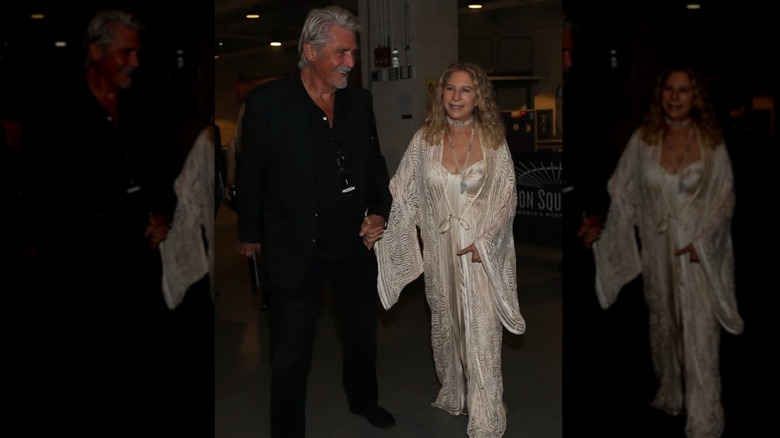 James Brolin con un traje completamente negro de la mano de Barbra Streisand con un traje plateado brillante.