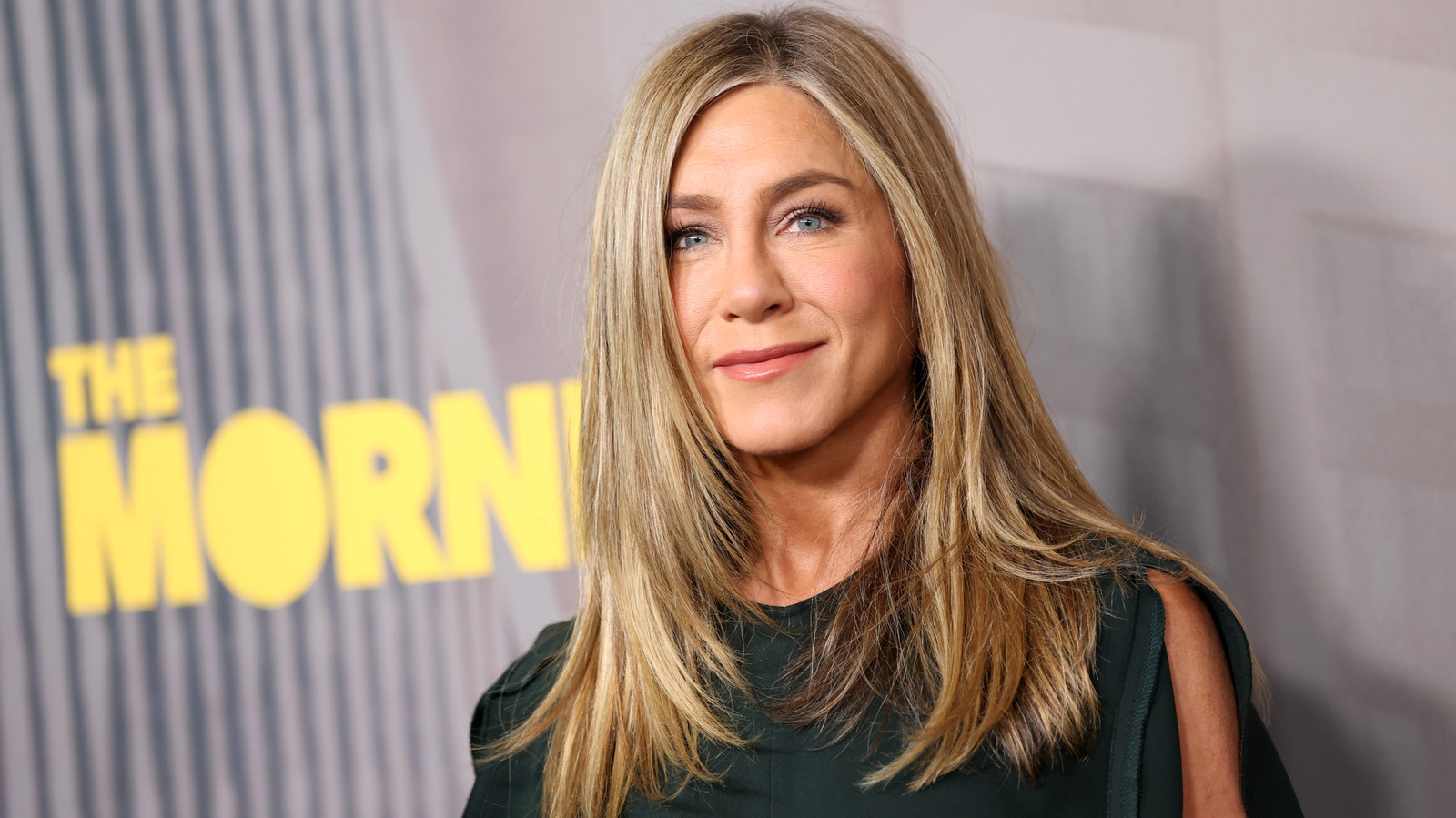 El color y la textura naturales del cabello de Jennifer Aniston son muy diferentes a su estilo característico