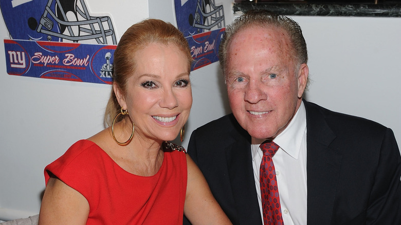 Kathy Lee Gifford y Frank Gifford asisten al almuerzo Pep Rally del Super Bowl de los New York Giants en Michael's el 1 de febrero de 2012 en la ciudad de Nueva York.