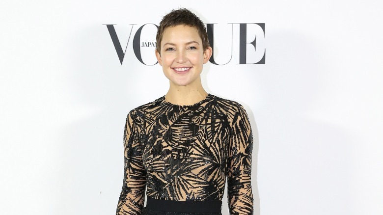 Kate Hudson sonríe con un corte de pelo