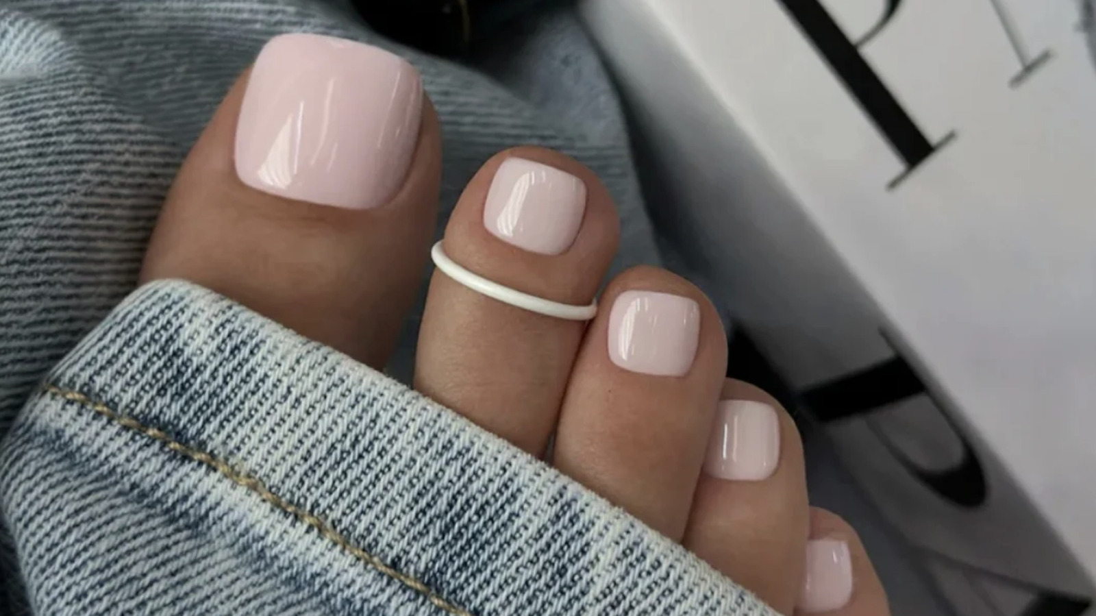 Colores y diseños de pedicura neutros que son discretos sin ser aburridos