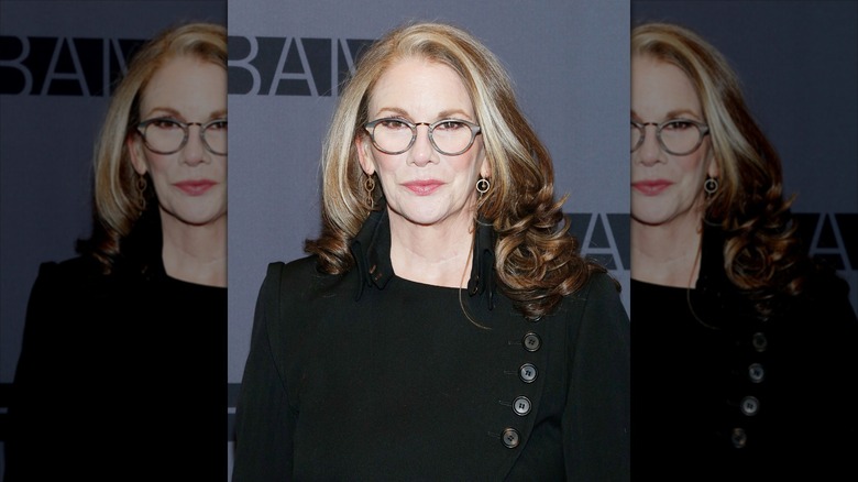 Melissa Gilbert sonríe con gafas redondas y un blazer negro