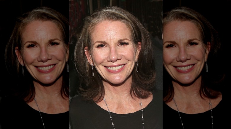 Melissa Gilbert sonríe con un bob en capas con raíces grises