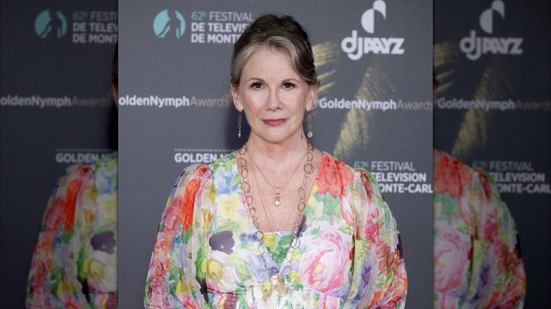 Melissa Gilbert posa luciendo un vestido multicolor