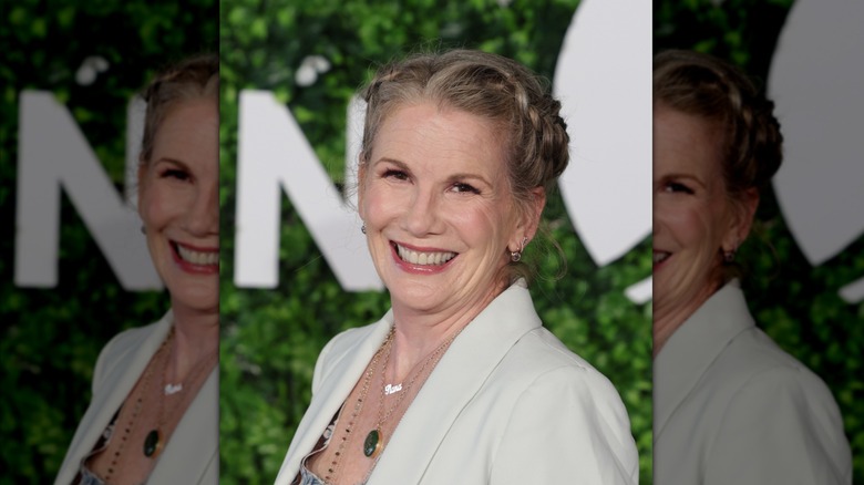 Melissa Gilbert sonríe luciendo su cabello gris en una corona trenzada