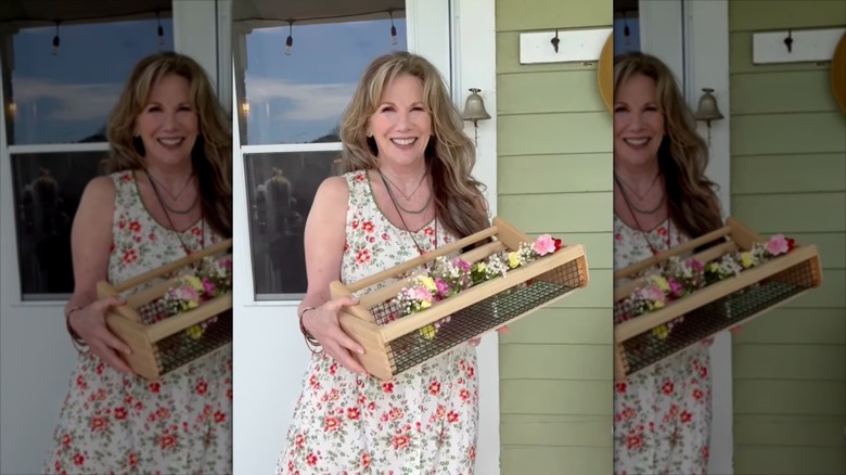Melissa Gilbert sonríe luciendo un vestido de flores
