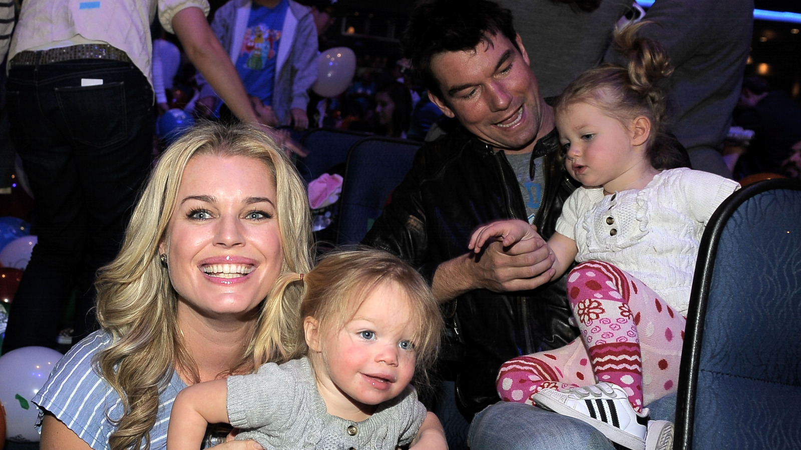 Las hijas gemelas de Rebecca Romijn están creciendo para parecerse a ella