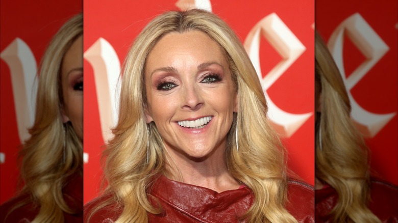 Jane Krakowski con un top rojo y pelo largo