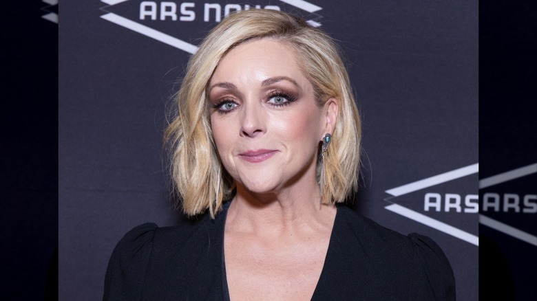 Jane Krakowski con un bob rubio y un top negro