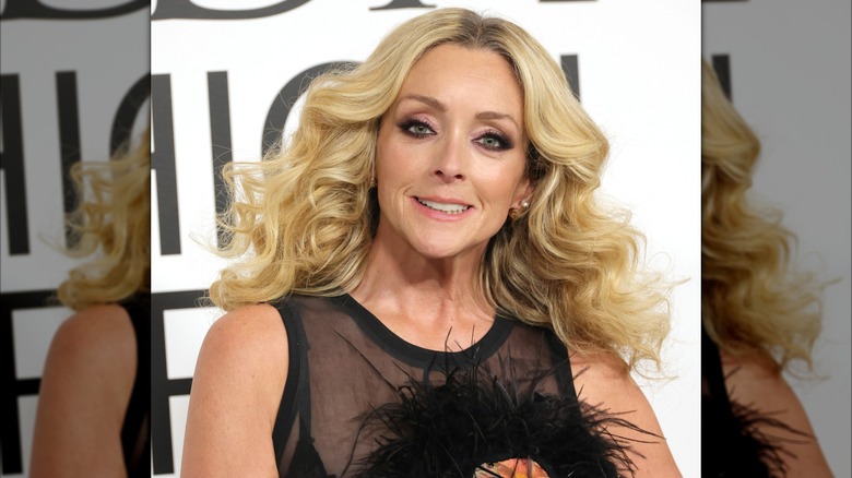 Jane Krakowski con un top negro translúcido y rizos largos