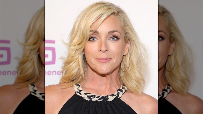 Jane Krakowski sonríe con un top negro