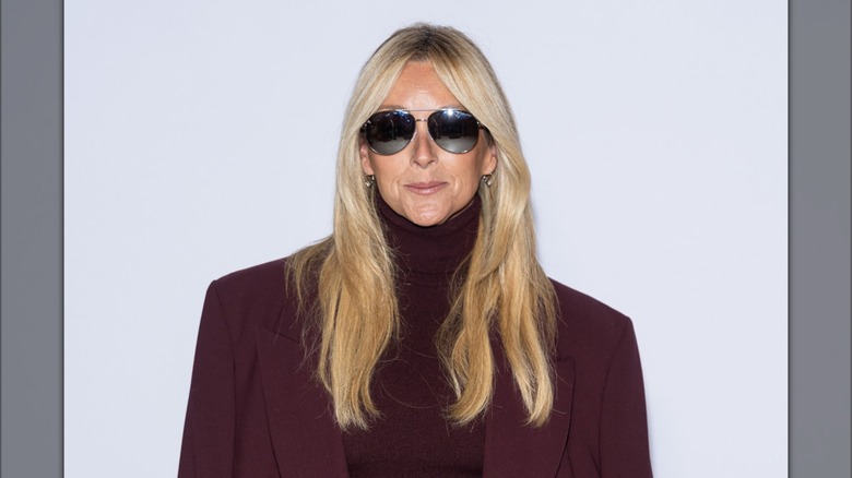 Jane Krakowski con traje granate y gafas de sol de aviador