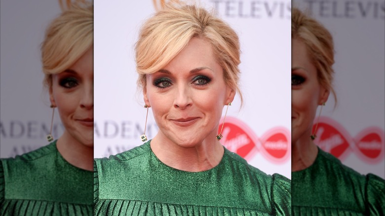 Jane Krakowski sonríe con un vestido verde