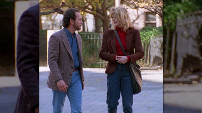 Sally Albright con una chaqueta color burdeos con un rico cuello alto rojo y jeans en 'Cuando Harry conoció a Sally'.