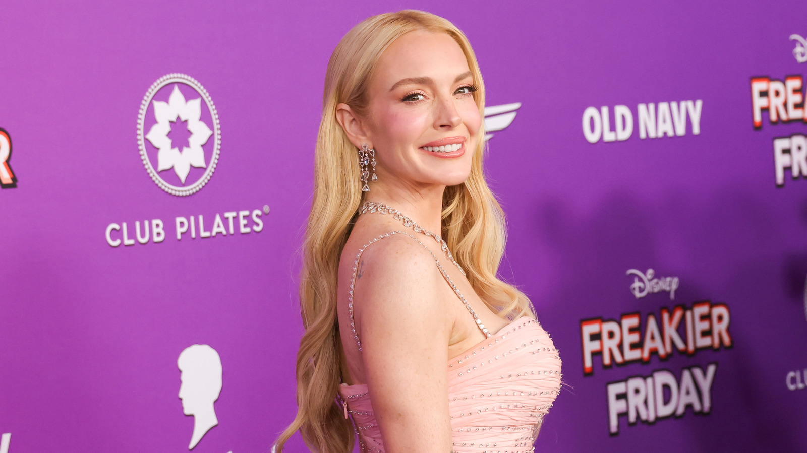 Los mejores momentos del vestido rosa de Lindsay Lohan que le dieron vibraciones a Barbie en la vida real