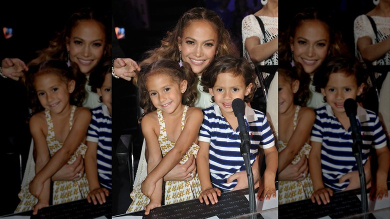 Emme y Max se sientan en el regazo de Jennifer López