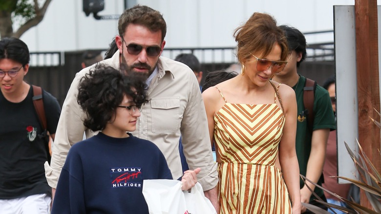 Emme camina con Ben Affleck y Jennifer López