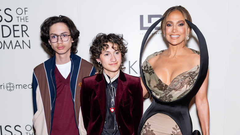 Max, Emme y Jennifer Lopez sonríen juntos en la alfombra roja